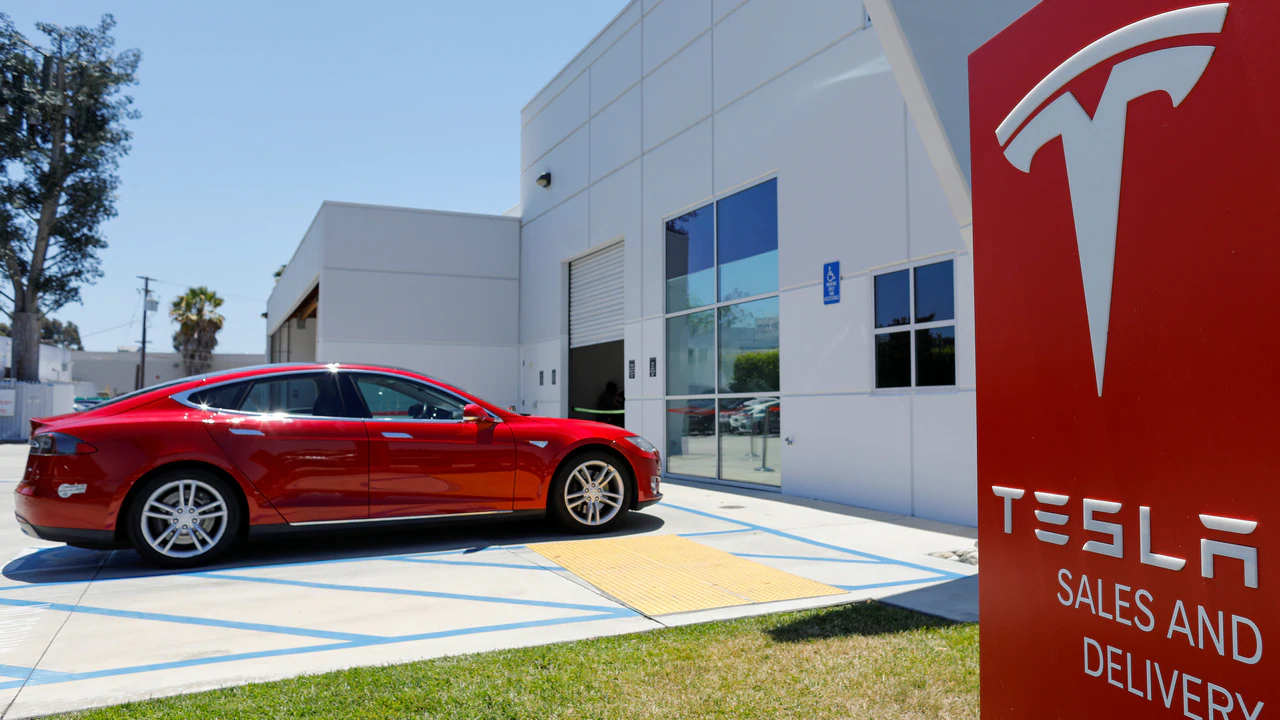 Un centro vendite e assistenza Tesla è mostrato a Costa Mesa, in California.  Immagine: Reuters