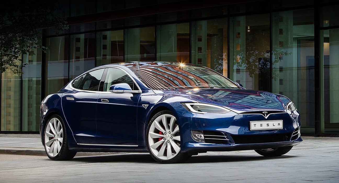 Tesla model s,Tesla model x. Модернизированный софт для пневмоподвески электрокаров Tesla Model S и Model X уже доступен для скачивания, а серьёзно переделанный автопилот будет готов через 6–10 недель. В данный момент предсерийную версию программы обкатывает Илон Маск на своём личном автомобиле.