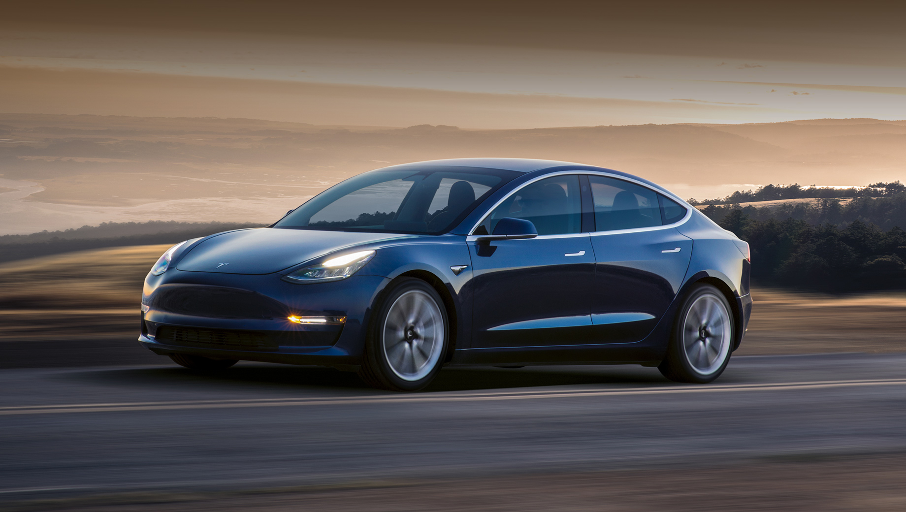 Tesla model 3. Выставленные на продажу машины обладают пробегом до 1000 миль и, скорее всего, использовались для тест-драйвов или каких-то проверок, но не были ранее в руках автовладельцев.