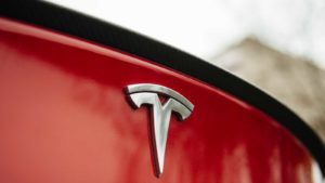 Badge Tesla (TSLA) sul retro dell'auto Tesla rossa