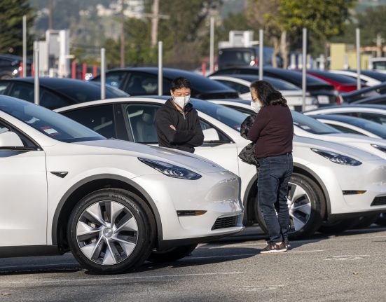 Perché Tesla e GM vogliono essere grandi in un nuovo tipo di attività assicurativa auto