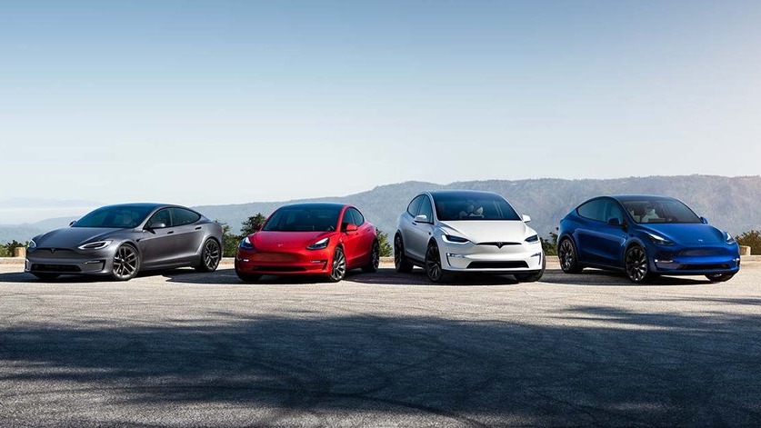 (L-R_ Tesla attualmente vende al dettaglio quattro modelli: Model S, Model 3, Model X e Model Y. Immagine: Tesla
