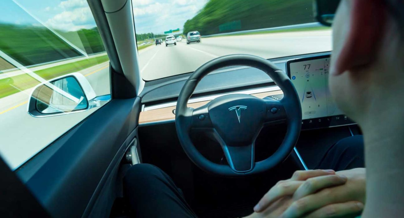 sistema guida semi autonomia Tesla
