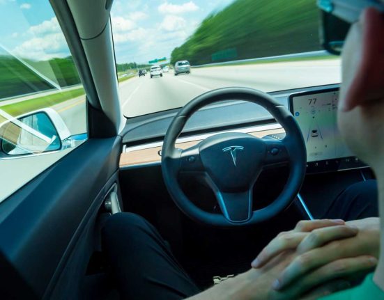 sistema guida semi autonomia Tesla