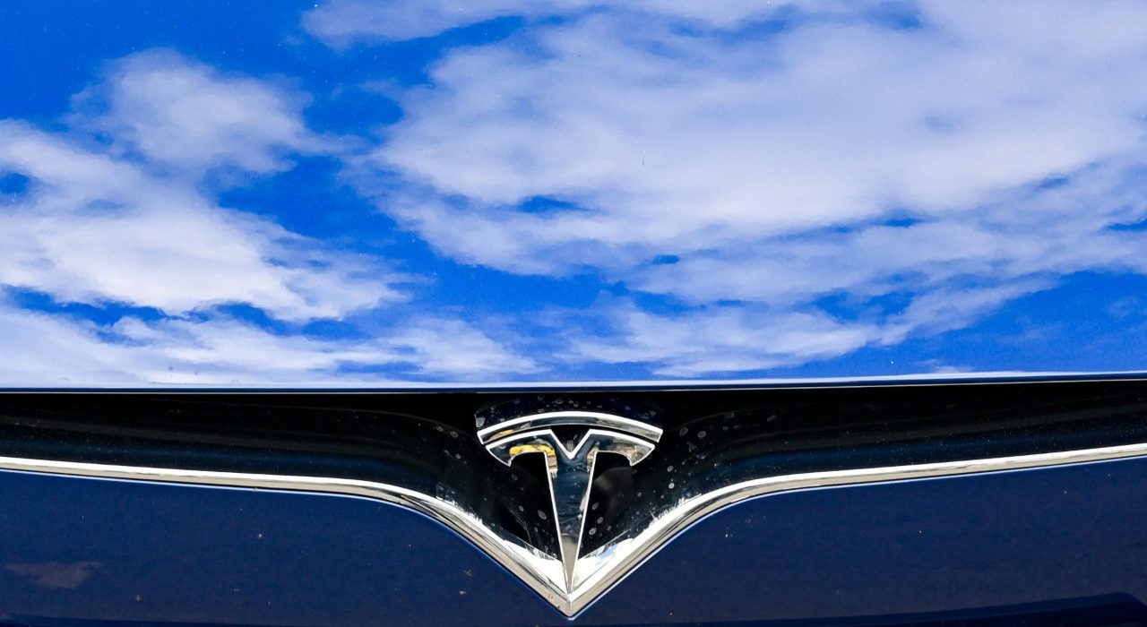 Tesla scivola del 7%, gli investitori aspettano