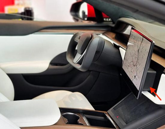 Display girevole Tesla Model S avvistato a Taiwan come caratteristica del rapporto di nuovi proprietari